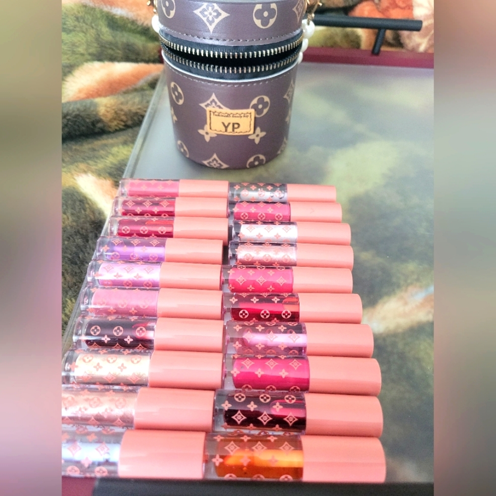 Lip Gloss Set in mini bucket bag. Cute pearl bead hadle/bracelet. New.